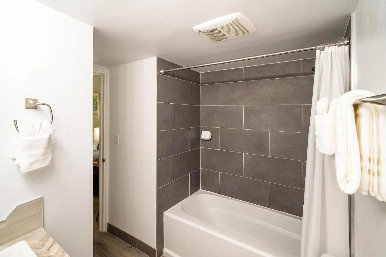 Kamaole Sands 4-213, Designer Condo, Split Ac Wailea  Holiday home Wailea (Maui)
